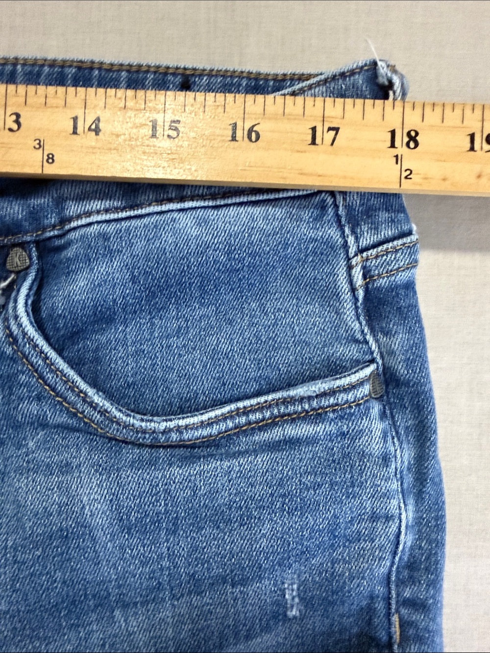 Kut from the Kloth Medium Blue Cropped Button-Fly Jeans. Size 16 - Picture 8 of 9